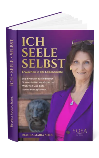 Die Autorin Bianka Maria Seidl vor dem Kirchenportal des Klosters Windberg in violettem Mantel