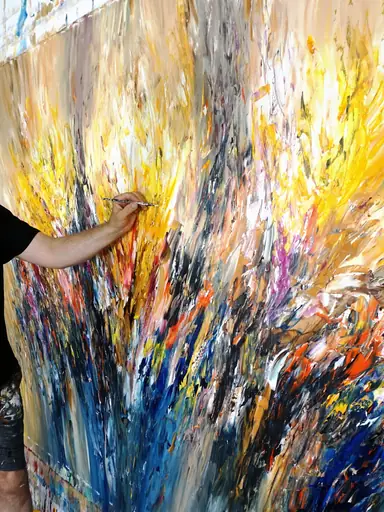 Peter Nottrott malt ein abstraktes Acrylgemälde im Format 240 x 150 cm