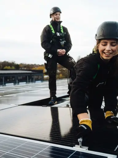Fachkräfte installieren Solarmodule auf einem Hallendach, um die Energiekosten des Betriebs langfristig zu senken. Ein professioneller Energiecheck zeigt Unternehmen ungenutzte Einparpotenziale auf.