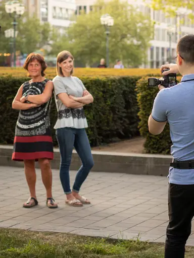 Fotograf hält seine Kamera zum Fotografieren vor das Gesicht. Aufnahme von GalleryDock.