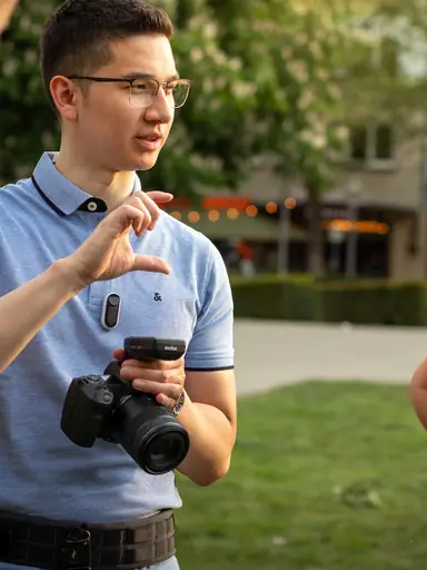 Edmond Rätzel spricht mit Fotografen und berät sie im persönlichen Gespräch.