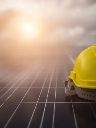 Energie vom eigenen Dach: Solarstrom und intelligentes Energiemanagement machen Betriebe unabhängiger von steigenden Energiepreisen.