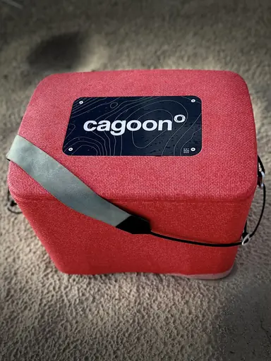Kühlbox AEROSTUFFY M in rot, 32L, am Strand